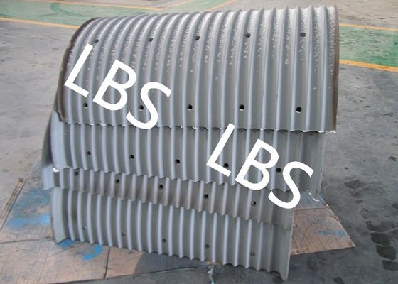 Cilindro principal Lebus do guindaste a pouca distância do mar da plataforma que sulca a corda ou o cabo de fio